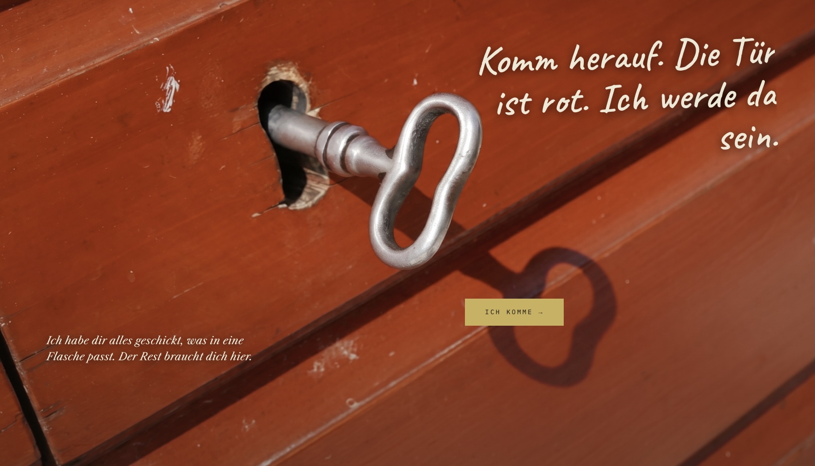 Das Ende des Briefs auf barbazza.wine: der eiserne Schlüssel in der roten Tür — «Komm herauf. Die Tür ist rot. Ich werde da sein.» und der Knopf ICH KOMME