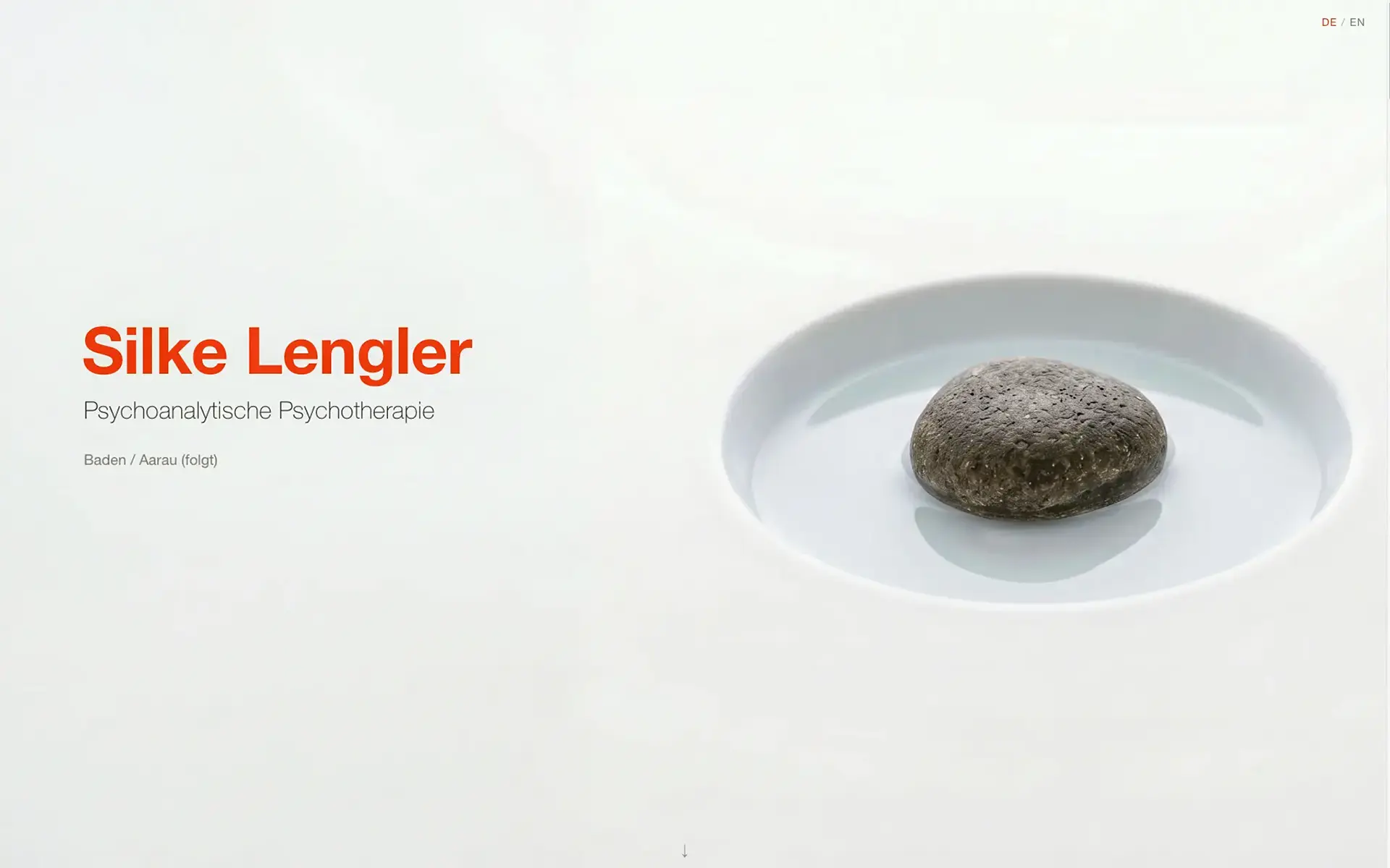 silke-lengler.ch — Hero: die Steinschale mit Wasser, darin ein dunkler Stein